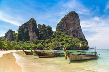 Railay Beach, Krabi, Tayland bir yaz günü geleneksel long tail tekne