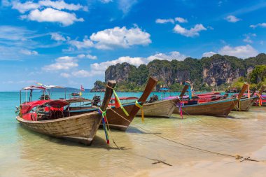 Railay Beach, Krabi, Tayland bir yaz günü geleneksel long tail tekne