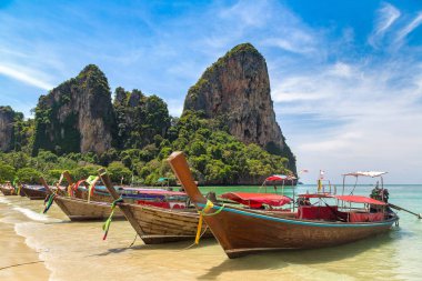Railay Beach, Krabi, Tayland bir yaz günü geleneksel long tail tekne