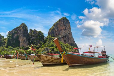 Railay Beach, Krabi, Tayland bir yaz günü geleneksel long tail tekne