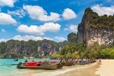 Railay Beach, Krabi, Tayland bir yaz günü geleneksel long tail tekne