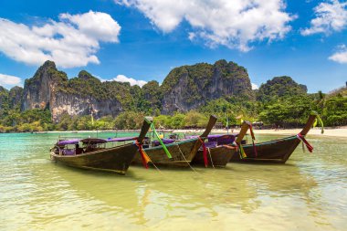 Railay Beach, Krabi, Tayland bir yaz günü geleneksel long tail tekne