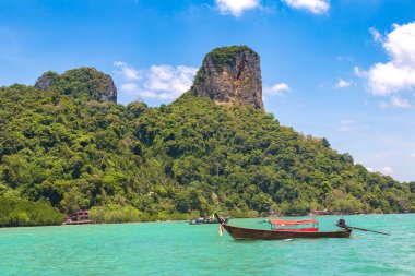Ao Phra Nang Beach, Krabi, Tayland bir yaz günü teknede geleneksel uzun kuyruk