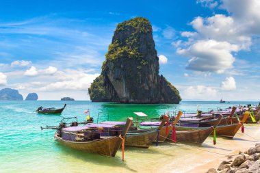 Ao Phra Nang Beach, Krabi, Tayland bir yaz günü teknede geleneksel uzun kuyruk