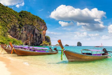 Ao Phra Nang Beach, Krabi, Tayland bir yaz günü teknede geleneksel uzun kuyruk