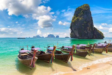 Ao Phra Nang Beach, Krabi, Tayland bir yaz günü teknede geleneksel uzun kuyruk