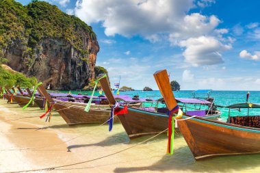 Ao Phra Nang Beach, Krabi, Tayland bir yaz günü teknede geleneksel uzun kuyruk