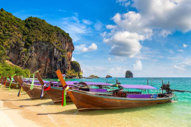 Ao Phra Nang Beach, Krabi, Tayland bir yaz günü teknede geleneksel uzun kuyruk