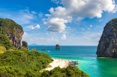 Ao Phra Nang Beach, Krabi, Tayland bir yaz günü teknede geleneksel uzun kuyruk