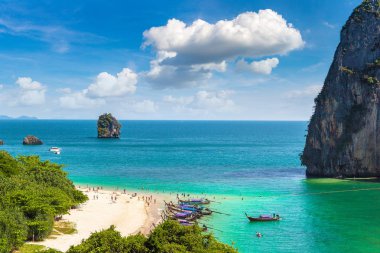 Ao Phra Nang Beach, Krabi, Tayland bir yaz günü teknede geleneksel uzun kuyruk