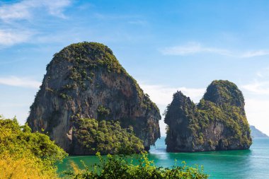 Ao Phra Nang Beach, Krabi, Tayland bir yaz günü teknede geleneksel uzun kuyruk