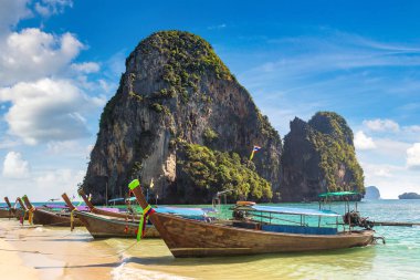 Ao Phra Nang Beach, Krabi, Tayland bir yaz günü teknede geleneksel uzun kuyruk