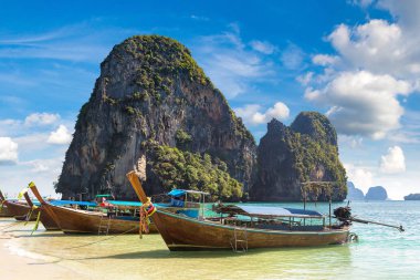 Ao Phra Nang Beach, Krabi, Tayland bir yaz günü teknede geleneksel uzun kuyruk