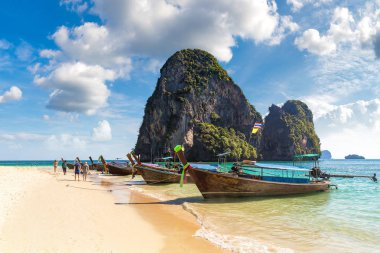 Ao Phra Nang Beach, Krabi, Tayland bir yaz günü teknede geleneksel uzun kuyruk