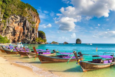 Ao Phra Nang Beach, Krabi, Tayland bir yaz günü teknede geleneksel uzun kuyruk