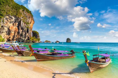 Ao Phra Nang Beach, Krabi, Tayland bir yaz günü teknede geleneksel uzun kuyruk