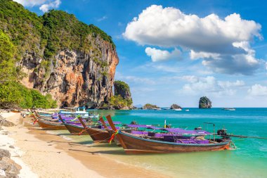 Ao Phra Nang Beach, Krabi, Tayland bir yaz günü teknede geleneksel uzun kuyruk