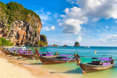 Ao Phra Nang Beach, Krabi, Tayland bir yaz günü teknede geleneksel uzun kuyruk