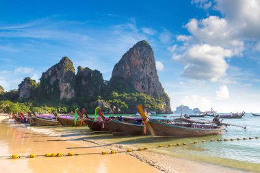Railay Beach, Krabi, Tayland bir yaz günü geleneksel long tail tekne