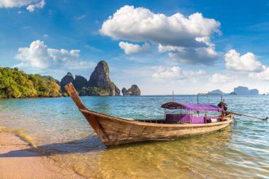 Railay Beach, Krabi, Tayland bir yaz günü geleneksel long tail tekne