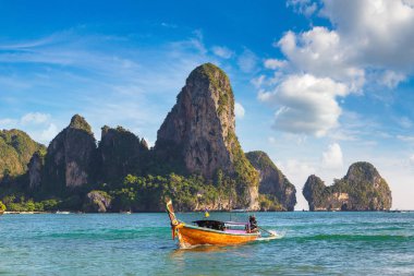 Railay Beach, Krabi, Tayland bir yaz günü geleneksel long tail tekne