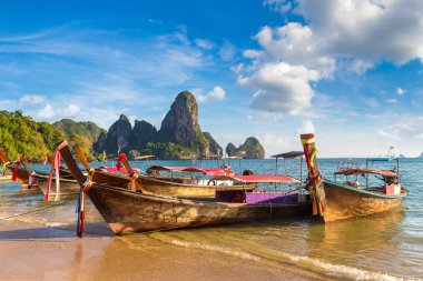 Railay Beach, Krabi, Tayland bir yaz günü geleneksel long tail tekne