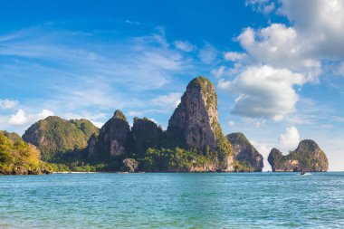 Railay Beach, Krabi, Tayland bir yaz günü geleneksel long tail tekne