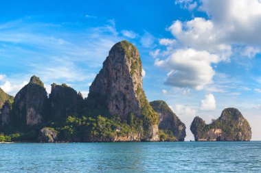 Railay Beach, Krabi, Tayland bir yaz günü geleneksel long tail tekne