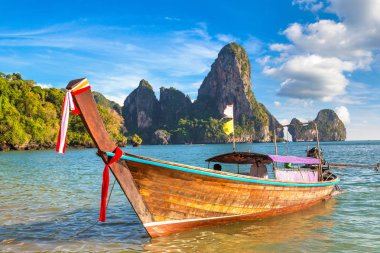 Railay Beach, Krabi, Tayland bir yaz günü geleneksel long tail tekne