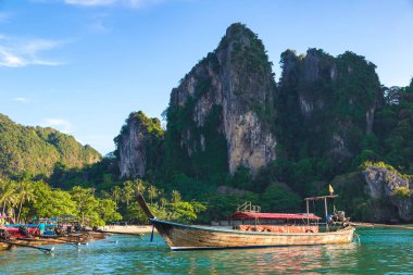 Railay Beach, Krabi, Tayland bir yaz günü geleneksel long tail tekne
