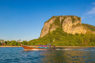 Gün batımında geleneksel uzun kuyruk teknede Ao Nang beach, Krabi, Tayland bir yaz günü
