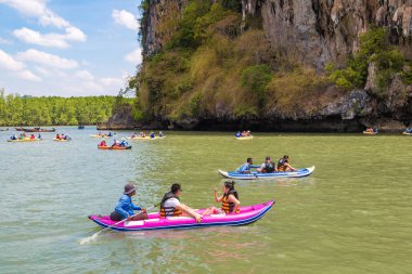 Ao Phang Nga, Tayland - 29 Mart 2018: Ao Phang Nga Milli Park, bir yaz günü Tayland Kayak turist