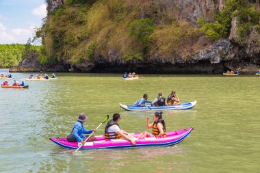 Ao Phang Nga, Tayland - 29 Mart 2018: Ao Phang Nga Milli Park, bir yaz günü Tayland Kayak turist