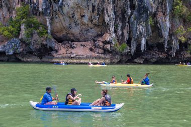 Ao Phang Nga, Tayland - 29 Mart 2018: Ao Phang Nga Milli Park, bir yaz günü Tayland Kayak turist