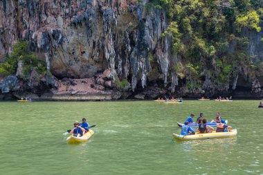 Ao Phang Nga, Tayland - 29 Mart 2018: Ao Phang Nga Milli Park, bir yaz günü Tayland Kayak turist