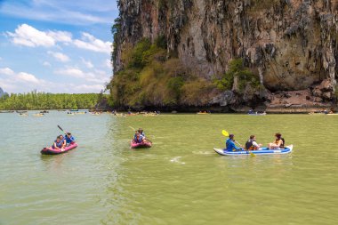 Ao Phang Nga, Tayland - 29 Mart 2018: Ao Phang Nga Milli Park, bir yaz günü Tayland Kayak turist