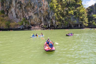 Ao Phang Nga, Tayland - 29 Mart 2018: Ao Phang Nga Milli Park, bir yaz günü Tayland Kayak turist