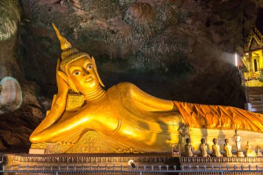 Buda uzanmış Wat Tham Suwankhuha Tapınağı mağarada Phang Nga, Tayland, Thailand (maymun Mağarası).