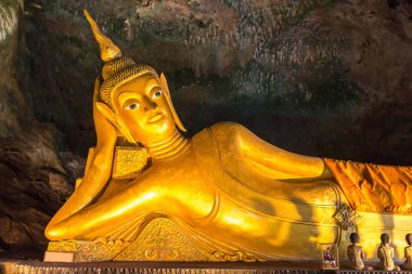 Buda uzanmış Wat Tham Suwankhuha Tapınağı mağarada Phang Nga, Tayland, Thailand (maymun Mağarası).