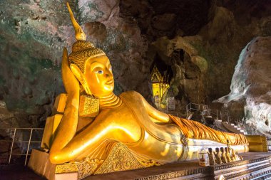 Buda uzanmış Wat Tham Suwankhuha Tapınağı mağarada Phang Nga, Tayland, Thailand (maymun Mağarası).