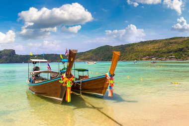 Geleneksel Tay longtail tekne günlük Dalum plaj Phi Phi Don Island, Tayland bir yaz günü