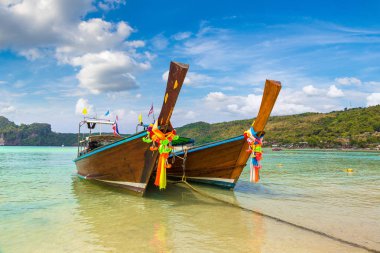 Geleneksel Tay longtail tekne günlük Dalum plaj Phi Phi Don Island, Tayland bir yaz günü