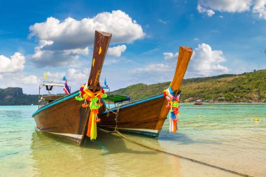 Geleneksel Tay longtail tekne günlük Dalum plaj Phi Phi Don Island, Tayland bir yaz günü