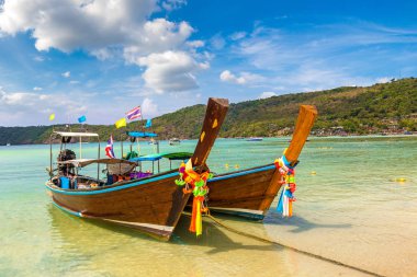 Geleneksel Tay longtail tekne günlük Dalum plaj Phi Phi Don Island, Tayland bir yaz günü