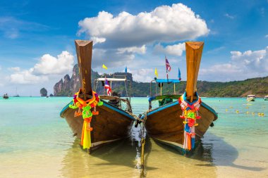 Geleneksel Tay longtail tekne günlük Dalum plaj Phi Phi Don Island, Tayland bir yaz günü