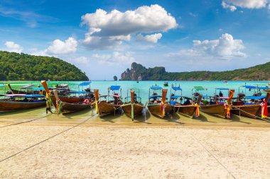 Geleneksel Tay longtail tekne günlük Dalum plaj Phi Phi Don Island, Tayland bir yaz günü