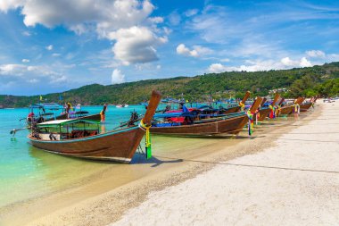 Geleneksel Tay longtail tekne günlük Dalum plaj Phi Phi Don Island, Tayland bir yaz günü