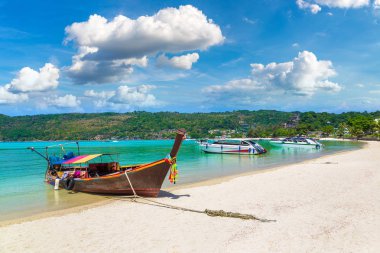 Geleneksel Tay longtail tekne günlük Dalum plaj Phi Phi Don Island, Tayland bir yaz günü