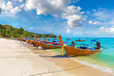 Geleneksel Tay longtail tekne günlük Dalum plaj Phi Phi Don Island, Tayland bir yaz günü