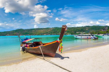 Geleneksel Tay longtail tekne günlük Dalum plaj Phi Phi Don Island, Tayland bir yaz günü